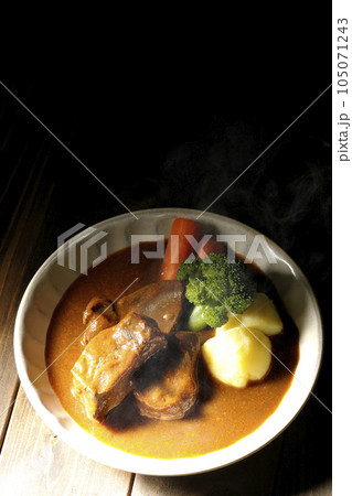 ブロッコリー、人参、ジャガイモが付け合わせてある厚切り牛タンの熱々ビーフシチューを俯瞰で撮影 105071243