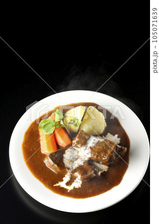 クレソン、人参、ジャガイモと生クリームがけ厚切り牛タンの熱々ビーフシチューを黒背景で俯瞰撮影 クレソン、人参、ジャガイモと生クリームがけ厚切り牛タンの熱々ビーフシチューを黒背景で俯瞰撮影 105071639