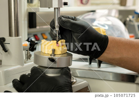 Manufacturing of dental crowns and dentures Manufacturing of dental crowns and dentures 105071725