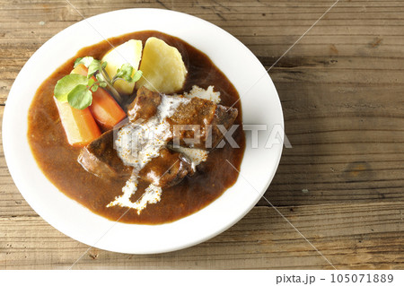 クレソン、人参、ジャガイモの付け合わせと生クリームがけの厚切り牛タンの熱々ビーフシチューを俯瞰で撮影 105071889