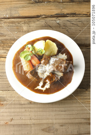 クレソン、人参、ジャガイモの付け合わせと生クリームがけの厚切り牛タンの熱々ビーフシチューを俯瞰で撮影 105071896