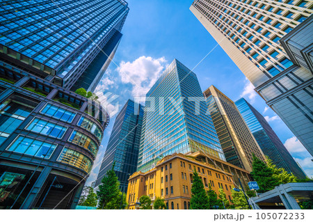 日本の東京都市景観 7月。猛暑…東京・丸の内のオフィス街。左は新丸ビル。(画面右方向は大手町) 日本の東京都市景観 7月。猛暑…東京・丸の内のオフィス街。左は新丸ビル。(画面右方向は大手町) 105072233