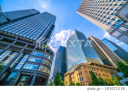 日本の東京都市景観 7月。猛暑…東京・丸の内のオフィス街。左は新丸ビル。（画面右方向は大手町） 105072238