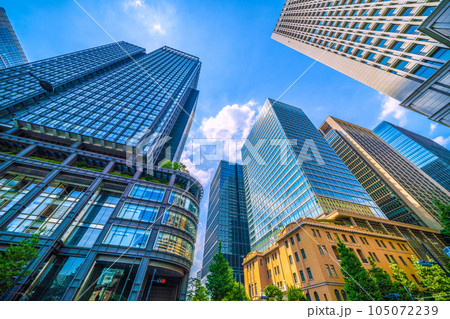 日本の東京都市景観 7月。猛暑…東京・丸の内のオフィス街。左は新丸ビル。（画面右方向は大手町） 105072239