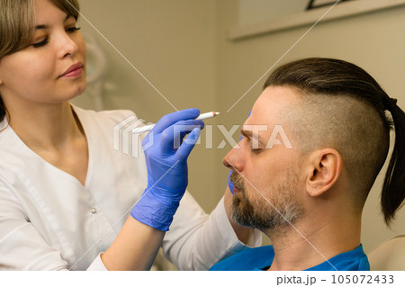 Marking face man before anti-aging treatment 105072433