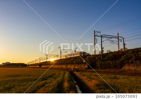 静岡県磐田市西貝塚　東海道新幹線と沿線の風景 105073091