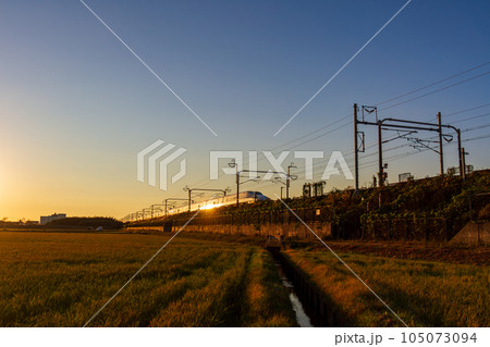 静岡県磐田市西貝塚　東海道新幹線と沿線の風景 105073094