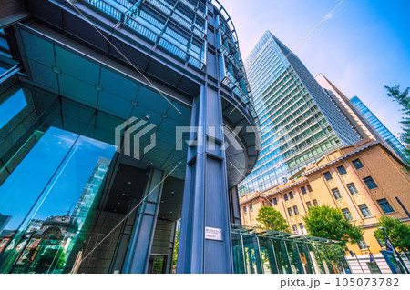 日本の東京都市景観 7月。猛暑…東京・丸の内のオフィス街や新丸ビルのガラス窓に映る東京駅などを望む 日本の東京都市景観 7月。猛暑…東京・丸の内のオフィス街や新丸ビルのガラス窓に映る東京駅などを望む 105073782