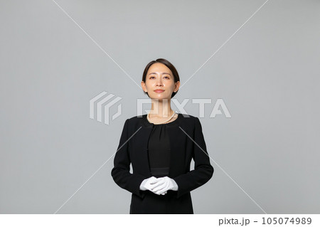 喪服の女性　手袋 105074989