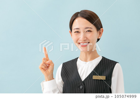 制服の女性 指差し 制服の女性 指差し 105074999