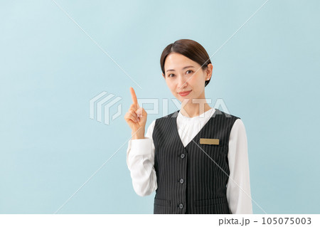 制服の女性　指差し 105075003