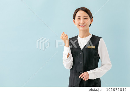 制服の女性　ガッツポーズ 105075013