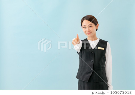 制服の女性 サムズアップ 制服の女性 サムズアップ 105075018