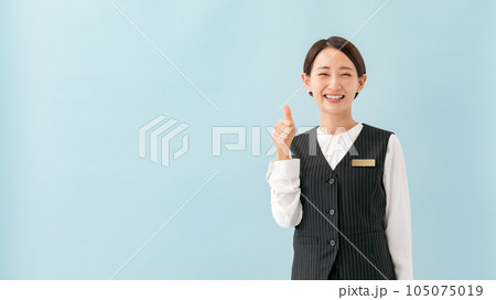 制服の女性 サムズアップ 制服の女性 サムズアップ 105075019