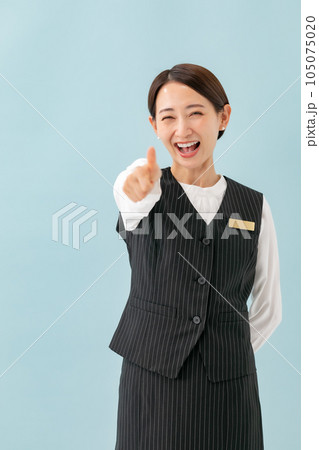 制服の女性 サムズアップ 制服の女性 サムズアップ 105075020