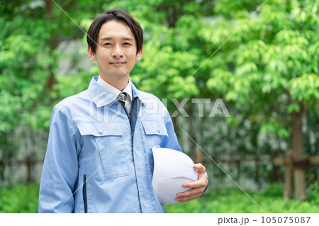 作業服の男性　緑 105075087