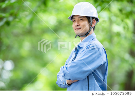 作業服の男性　緑 105075099