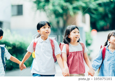 手を繋いで登校する小学生。 105075101