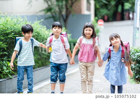 手を繋いで登校する小学生。 手を繋いで登校する小学生。 105075102