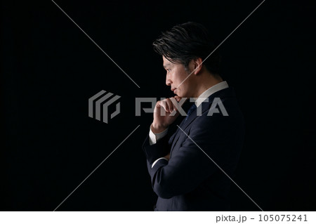 考えるビジネスマン 考えるビジネスマン 105075241