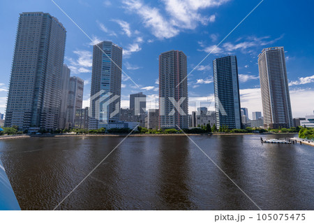 《東京都》立ち並ぶタワーマンションの風景・東雲 105075475