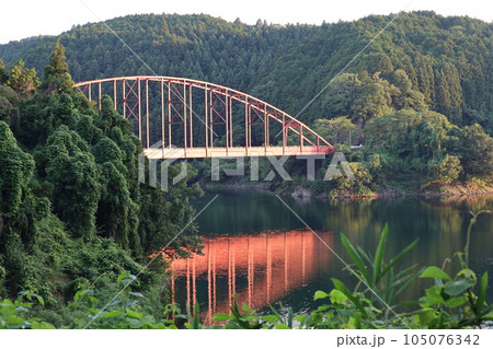 赤い橋と湖 赤い橋と湖 105076342