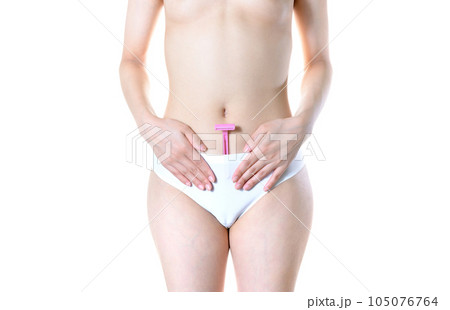 女性の下半身の下着にT字カミソリ　ムダ毛処理　ケア　医療美容脱毛　除毛　下腹部 105076764