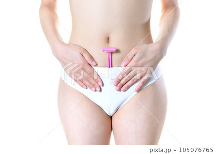 女性の下半身の下着にT字カミソリ　ムダ毛処理　ケア　医療美容脱毛　除毛　下腹部　トリミングアップ 105076765