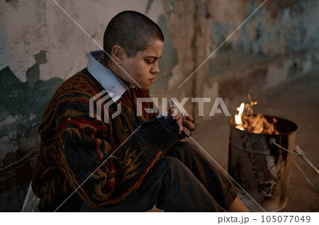 Poor homeless woman eating sandwich while...の写真素材 [105077049] - PIXTA