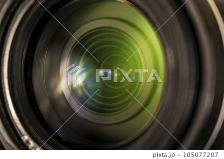 background glare in the lens of the lens 105077207