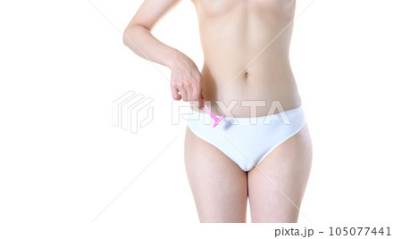 女性の下半身の下着にT字カミソリ　ムダ毛処理　ケア　医療美容脱毛　除毛　下腹部　 105077441