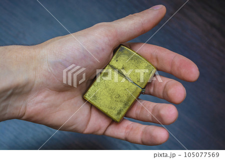hand-held golden folding lighter hand-held golden folding lighter 105077569