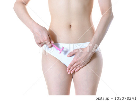 T字カミソリを持つ下着の女性の下半身　ムダ毛処理　ケア　医療美容脱毛　除毛　下腹部　 105078241