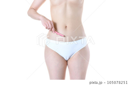 I字カミソリを持つ下着の女性の下半身　ムダ毛処理　ケア　医療美容脱毛　除毛　下腹部　 105078251
