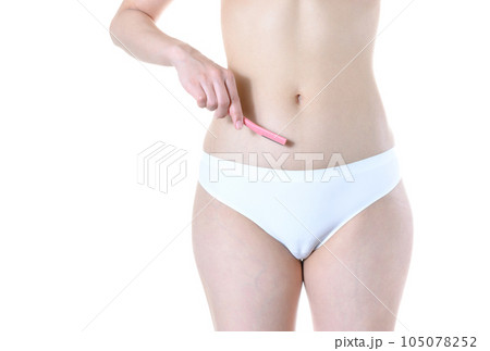I字カミソリを持つ下着の女性の下半身 ムダ毛処理 ケア 医療美容脱毛 除毛 下腹部 トリミングアップ I字カミソリを持つ下着の女性の下半身 ムダ毛処理 ケア 医療美容脱毛 除毛 下腹部 トリミングアップ 105078252