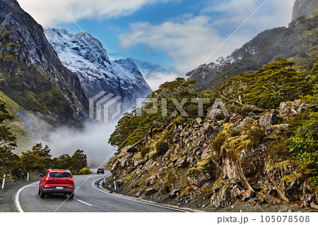 Mountain landscape in New Zealand 105078508