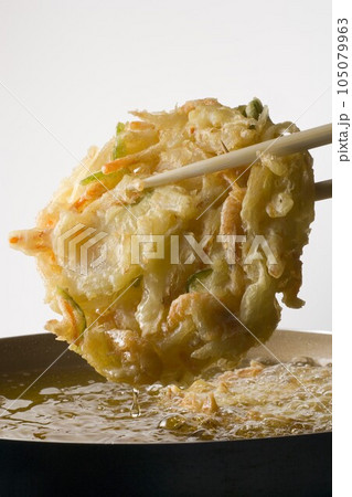 揚がるかき揚げ 105079963