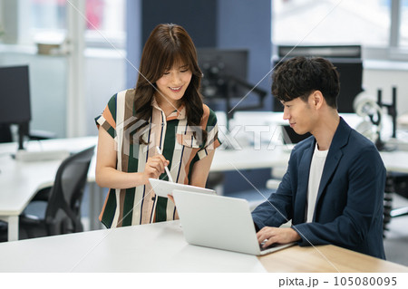 オフィスで打ち合わせをする若い男女 カジュアルビジネス イメージ オフィスで打ち合わせをする若い男女 カジュアルビジネス イメージ 105080095