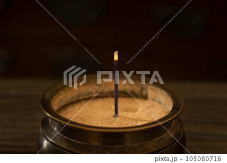 香炉に立てたお線香 仏教 お線香立て 香炉に立てたお線香 仏教 お線香立て 105080716