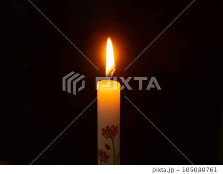 仏壇用のロウソク 火の点いた蝋燭 燃えるろうそく 仏壇用のロウソク 火の点いた蝋燭 燃えるろうそく 105080761