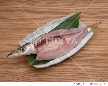背開きしたカマス　塩焼き用 105080763