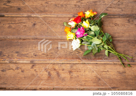 Colorful roses bouquet on the old brown wooden background. Top view with copy space. 105080816