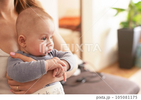 4 months old baby boy infant sitting on her mother, blurred background 105081175
