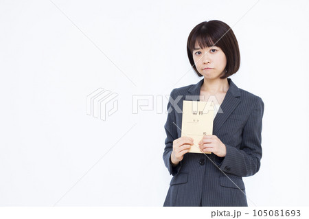 白い背景の前で給料袋を持ち悩んでいる30代のビジネスウーマン 105081693