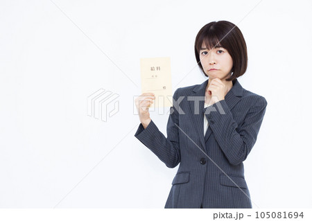 白い背景の前で給料袋を持ち悩んでいる30代のビジネスウーマン 105081694