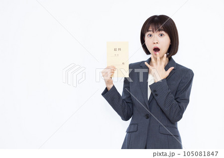 白い背景の前で給料袋を持ち驚く30代のビジネスウーマン 105081847