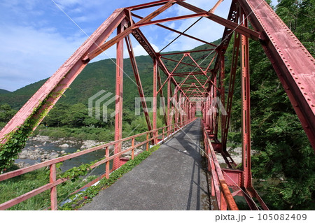小島橋を歩く　（高知県　北川村　魚梁瀬森林鉄道遺産） 105082409