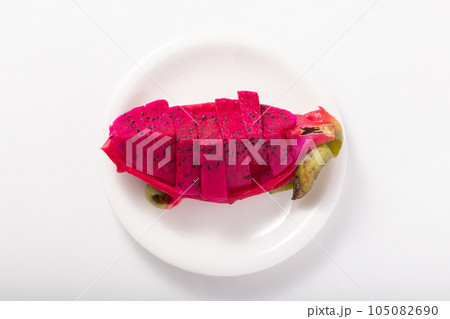 ドラゴンフルーツ　(赤肉)　ベトナム産 105082690