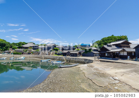 佐久島西港付近の黒壁の集落(愛知県) 佐久島西港付近の黒壁の集落(愛知県) 105082983