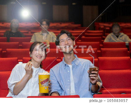 笑顔で映画を見るカップル 笑顔で映画を見るカップル 105083057